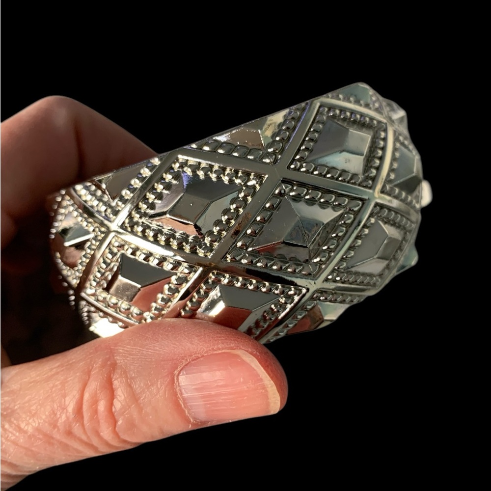 Elegant Silver Tone Acrylic Geometric Bracelet